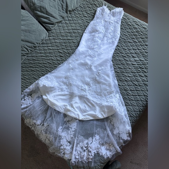 Brand New Wedding Dress – Mermaid Style with Floral Lace - Picture 1 of 6